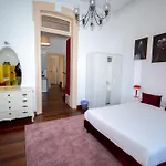 Bright 1-Bedroom Apartment With High Ceilings In Central Lisbon Lisboa